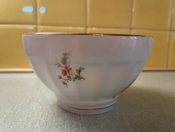 Bol ancien à facettes en porcelaine