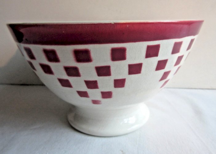 Bol ancien Art Déco, décor de damiers rouges en cascades, Badonviller