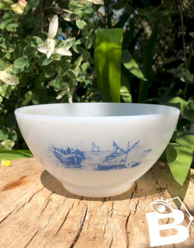Bol Arcopal vintage blanc motif bateau bleu