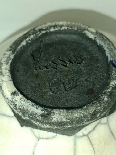 bol decoré en raku signé Vassos? vussos? en bon etat