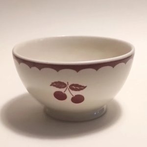 Bol en porcelaine, Vaisselle dantan, décor cerise
