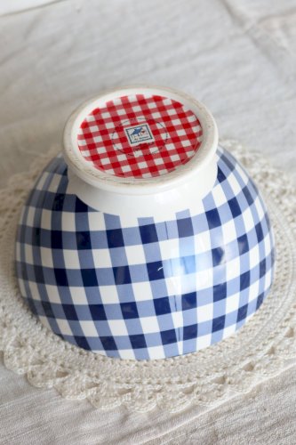 Bol vintage en faïence blanche et motif vichy bleu
