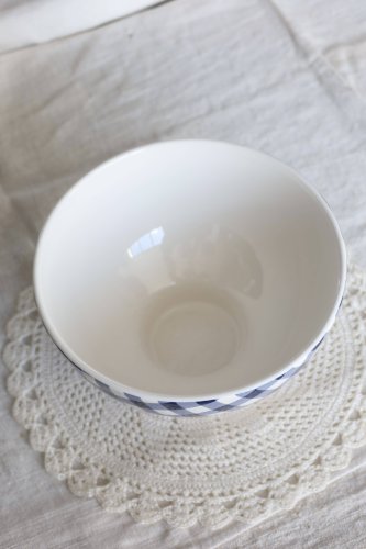 Bol vintage en faïence blanche et motif vichy bleu