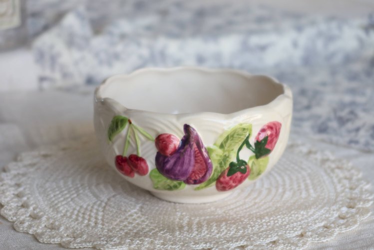 Bol vintage en faïence décor barbotine - Motif fruits