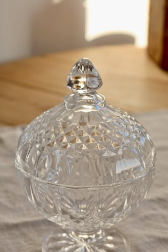 Bonbonnière ancienne en cristal sur pied – Décor taillé