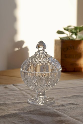 Bonbonnière ancienne en cristal sur pied – Décor taillé