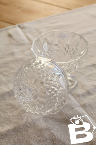 Bonbonnière ancienne en cristal sur pied – Décor taillé