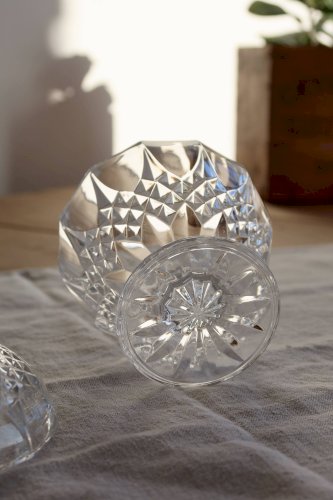 Bonbonnière ancienne en cristal sur pied – Décor taillé