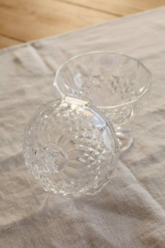 Bonbonnière ancienne en cristal sur pied – Décor taillé