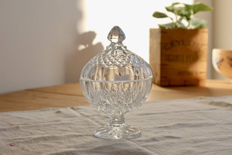 Bonbonnière ancienne en cristal sur pied – Décor taillé