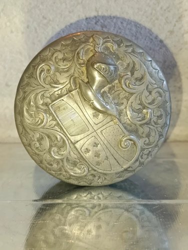 bonbonniere ancienne etain francais a.v paris decor blason et chevalier en bon etat