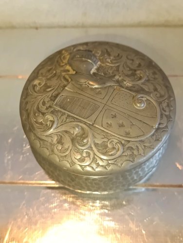 bonbonniere ancienne etain francais a.v paris decor blason et chevalier en bon etat