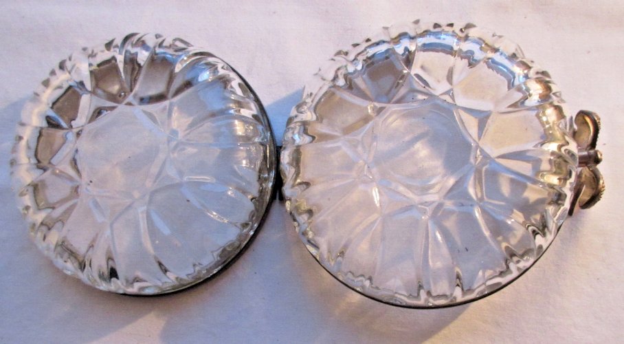 Bonbonnière Art Déco, boite à bijoux, verre ciselé, fermée par un Noeud en ruban