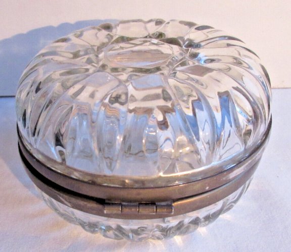 Bonbonnière Art Déco, boite à bijoux, verre ciselé, fermée par un Noeud en ruban