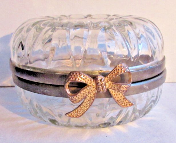 Bonbonnière Art Déco, boite à bijoux, verre ciselé, fermée par un Noeud en ruban