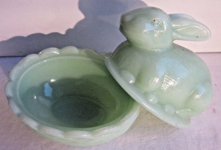Bonbonnière Art Déco en opaline vert jade: Lapin sur un nid d'osier