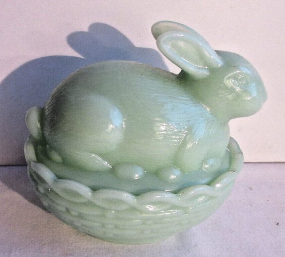 Bonbonnière Art Déco en opaline vert jade: Lapin sur un nid d'osier