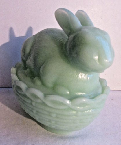 Bonbonnière Art Déco en opaline vert jade: Lapin sur un nid d'osier