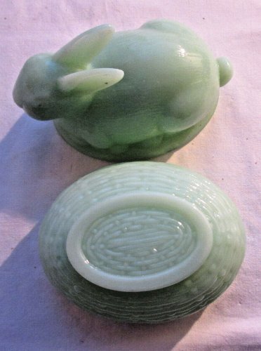 Bonbonnière Art Déco en opaline vert jade: Lapin sur un nid d'osier