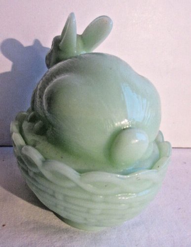 Bonbonnière Art Déco en opaline vert jade: Lapin sur un nid d'osier