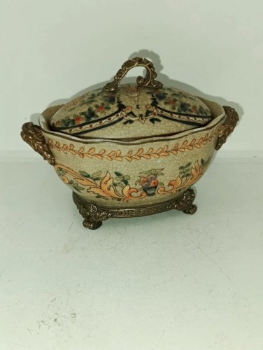 bonbonniere asiatique à decor floral avec socle en bronze ou laiton en bon etat