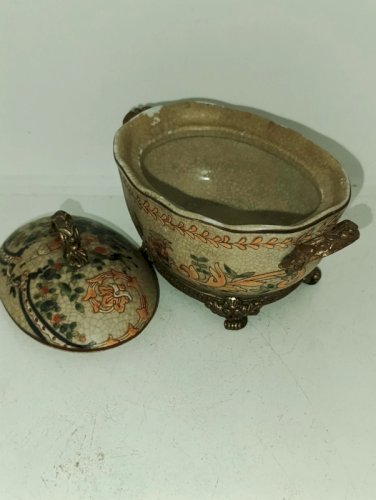 bonbonniere asiatique à decor floral avec socle en bronze ou laiton en bon etat