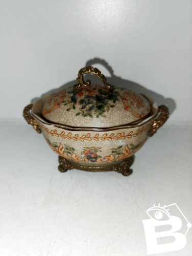 bonbonniere asiatique à decor floral avec socle en bronze ou laiton en bon etat