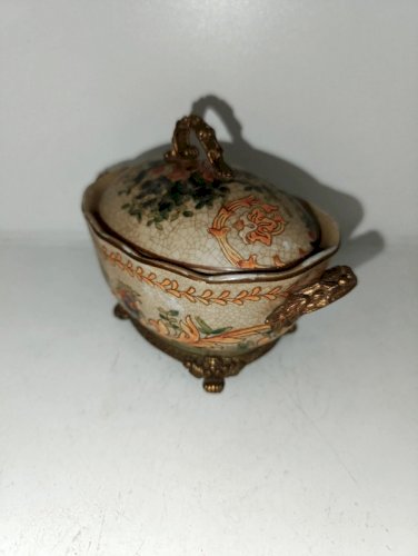 bonbonniere asiatique à decor floral avec socle en bronze ou laiton en bon etat