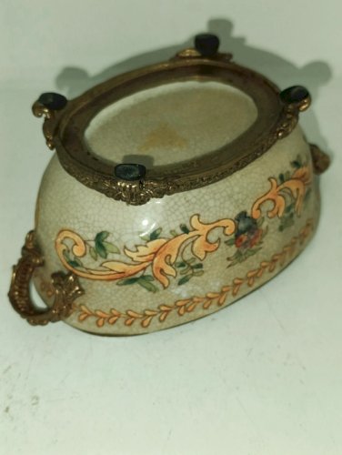 bonbonniere asiatique à decor floral avec socle en bronze ou laiton en bon etat