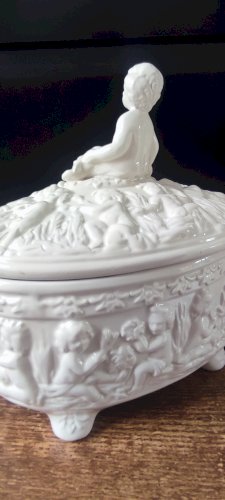 Bonbonnière Bassano , majolique italienne blanche