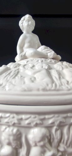 Bonbonnière Bassano , majolique italienne blanche
