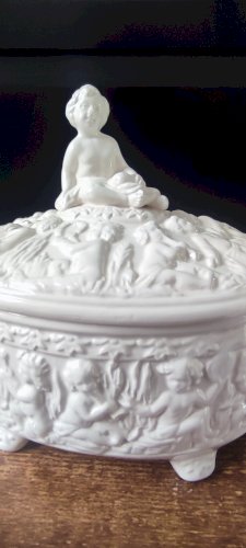 Bonbonnière Bassano , majolique italienne blanche
