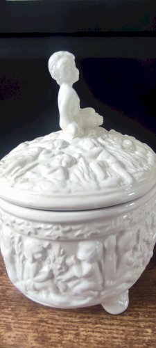 Bonbonnière Bassano , majolique italienne blanche