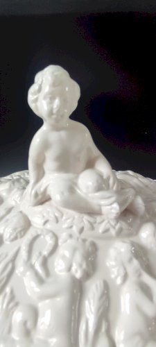 Bonbonnière Bassano , majolique italienne blanche