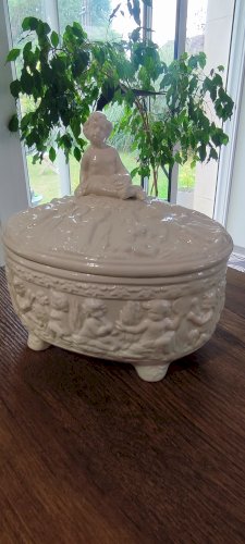 Bonbonnière Bassano , majolique italienne blanche