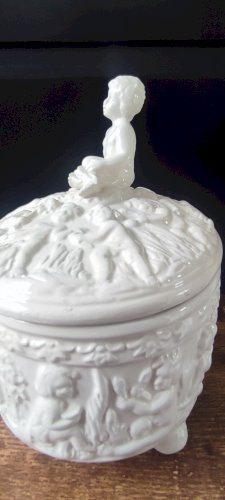 Bonbonnière Bassano , majolique italienne blanche