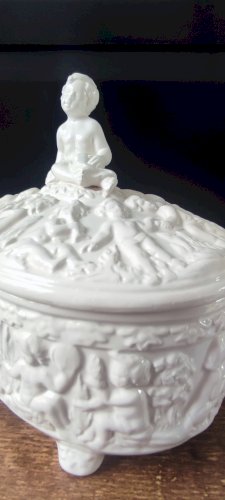 Bonbonnière Bassano , majolique italienne blanche
