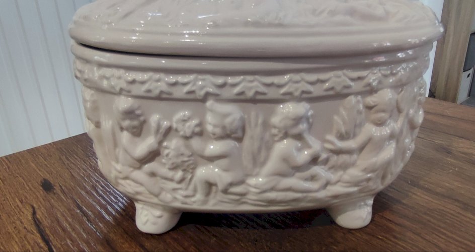 Bonbonnière Bassano , majolique italienne blanche