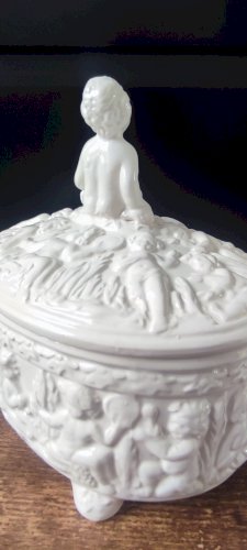 Bonbonnière Bassano , majolique italienne blanche