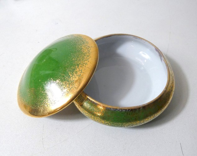 bonbonnière écrin en porcelaine de Limoges vert et or signé Catherine Lainé