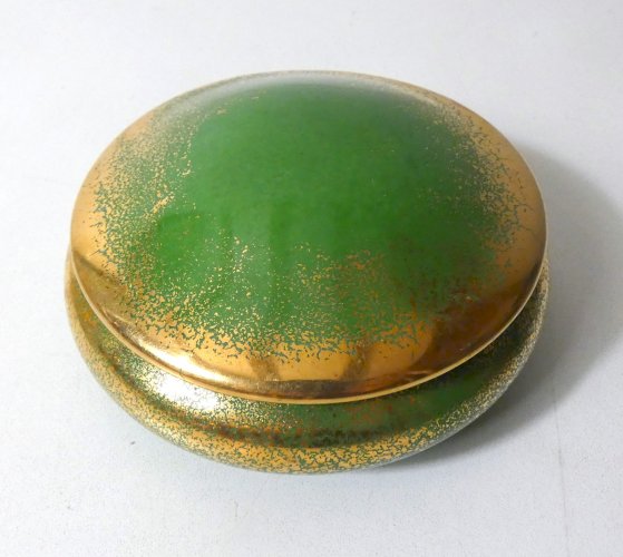 bonbonnière écrin en porcelaine de Limoges vert et or signé Catherine Lainé