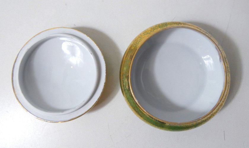 bonbonnière écrin en porcelaine de Limoges vert et or signé Catherine Lainé