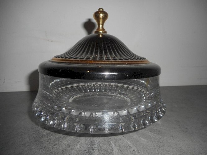 BONBONNIERE EN CRISTAL ET METAL ARGENTE ET DORE