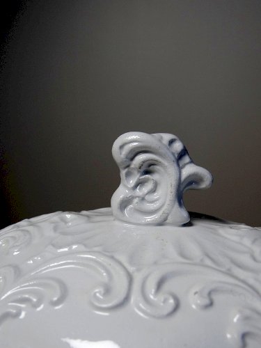 Bonbonnière en faïence Italienne blanche style baroque vintage