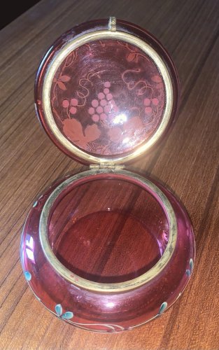Bonbonnière en verre rouge émaillé décor de vigne et grappe de raisin 1900's