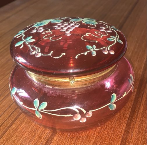 Bonbonnière en verre rouge émaillé décor de vigne et grappe de raisin 1900's