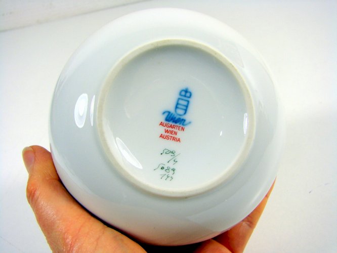 Bonbonnière Porcelaine Vienne Décor Fleurs Signée D - 10,5 cm TBE