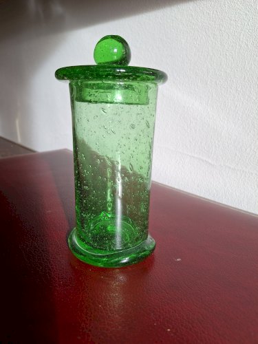 Bonbonnière pour enfants méritants en verre bullé de Biot, dit pot apothicaire avec son couvercle, signé