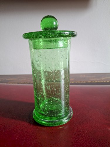 Bonbonnière pour enfants méritants en verre bullé de Biot, dit pot apothicaire avec son couvercle, signé