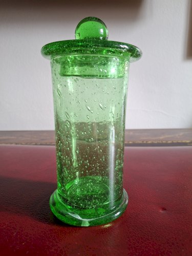 Bonbonnière pour enfants méritants en verre bullé de Biot, dit pot apothicaire avec son couvercle, signé